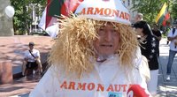 Mitingo dalyviai lieja tulžį: apsivilko Armonaitę pašiepiančiais kostiumais „Armonautais“ (nuotr. stop kadras)