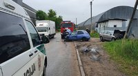 Per avariją Kaune sudaužyti du automobiliai: trys žmonės išvežti į ligoninę (nuotr. TV3)