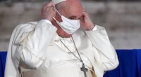 Popiežius pažėrė kritikos: prieš kaukes nusistatę asmenys nepajėgia išlįsti iš savo mažyčio interesų pasaulio (nuotr. SCANPIX)