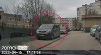 Kaune prie daugiabučio kariuomenės automobilis sukėlė įtarimų  