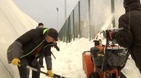 Nuo sniego gelbėjo Pilaitės futbolo maniežą: baiminosi, kad nepasikartotų praėjusių metų nelaimė (nuotr. stop kadras)
