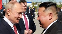 Vladimiras Putinas ir Kim Jong Unas kosmodrome Rusijoje paspaudė vienas kitam ranką (nuotr. SCANPIX)