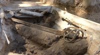 Vilniuje – neįprastas archeologų radinys: aptiko XIX a. karininko kardą (nuotr. stop kadras)