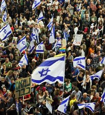 Tęsiasi protestai Tel Avive: „Visi Izraelio žmonės ir visas pasaulis nori, jog nustotų lietis kraujas“