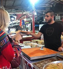 Į šį turgų plūsta minios: už kebabą negaili ir 10 eurų 