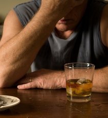 Naujas alkoholiko „užgėrimo“ atskaitos taškas – „nuo karantino pradžios“: kas verčia lietuvius prasigerti?