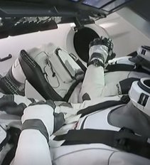 Naujos eros pradžia: astronautai su pilotuojamu „SpaceX“ erdvėlaiviu grįžo į Žemę