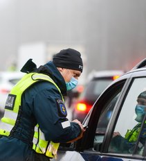 Išvažiuojant iš Vilniaus jau pradeda formuotis automobilių spūstys: policija meta gausesnes pajėgas