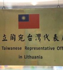 Taivaniečių atstovybės pavadinimas būtų keičiamas tik mandarinų kalba? Tai turėtų padaryti pats Taivanas 
