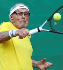 Iš Charkivo ištrūkęs 98-erių vyriausias pasaulio tenisininkas startavo pasaulio čempionate