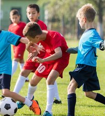 Žiežirbos Lietuvos futbole: kol du pešasi, kenčia talentingi vaikai ir tėvų pinigai