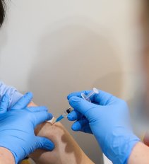 Bandymas kompensuoti galimą vakcinų žalą Seime įstrigo dar rudenį: SAM imasi kurti naują tvarką