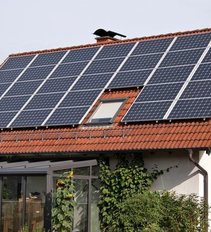 Saulės elektrinės gali sumažinti elektros sąskaitas: štai kiek galima sutaupyti