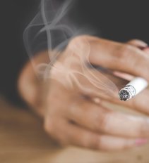 Kas penkta cigaretė Lietuvoje – kontrabandinė: žmonės bando rasti pasiteisinimų ir ieško, kur pigiau