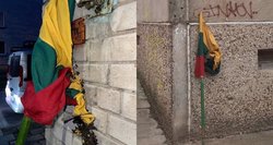 Aiškėja daugiau detalių apie 12 vėliavų Klaipėdoje išniekinusį vyrą: jis – teisėsaugai žinomas