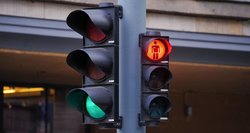 Vairavimo instruktoriai piktinasi svarstymu naikinti mirksinti žalią šviesoforo signalą: „Išvis gal atsisakykim eismo taisyklių“