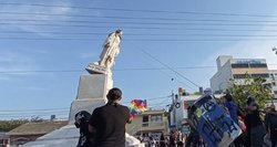 Protestai Kolumbijoje nesiliauja: šį kartą įniršusi minia nuvertė keliautojo Kolumbo statulą