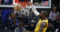 Įspūdingai žaidusio Lebrono Jameso dėjimas įtvirtino „Lakers“ pergalę