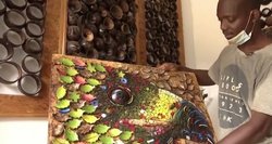 Nigerijos menininkas stebina: iš kokosų gamina paveikslus ir aksesuarus