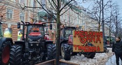 Protestuojantys ūkininkai neslepia pasipiktinimo valdžia: jeigu tai nepadės, prie Seimo durų atvešime mėšlo