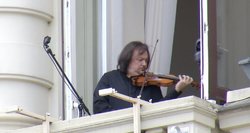 Sostinės senamiesčio balkone koncertą surengė pasaulinio lygio virtuozas