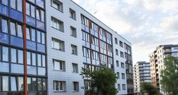 Renovuoto Vilniaus daugiabučio fasade – skylė: genys ją iškirto snapu