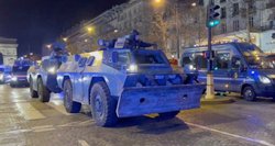 Protestams Paryžiuje pasibaigus riaušėmis automobilių kolona patraukė į Briuselį