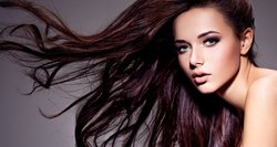 9 priežastys, dėl ko gali slinkti plaukai