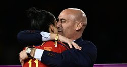 Buvusį Ispanijos futbolo vadovą siūloma įkalinti dėl skandalą sukėlusio bučinio pasaulio čempionate 