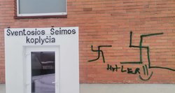 Vandalai Kupiškyje parapijos namų sieną išpaišė svastikomis bei užrašė „Hitler“