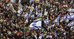 Tęsiasi protestai Tel Avive: „Visi Izraelio žmonės ir visas pasaulis nori, jog nustotų lietis kraujas“