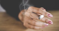 Kas penkta cigaretė Lietuvoje – kontrabandinė: žmonės bando rasti pasiteisinimų ir ieško, kur pigiau