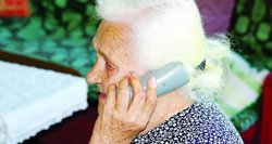  Senolės tiki telefoniniais sukčiais