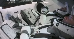 Naujos eros pradžia: astronautai su pilotuojamu „SpaceX“ erdvėlaiviu grįžo į Žemę