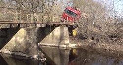 Neeilinė avarija: papasakojo, kaip Panevėžio rajone vilkikas įlūžo važiuodamas per tiltą