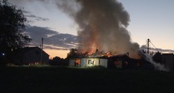 Didžiulis gaisras nusiaubė baldų gamybos įmonę Vilkaviškio rajone: girdėjosi už 3 km