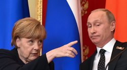 Vladimiras Putinas „paaiškino“ Angelai Merkel Antrojo pasaulinio karo istoriją, kuri padės suprasti jo dabartinį elgesį (nuotr. SCANPIX)