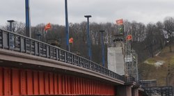 Nuo tilto Kaune nuimta paskutinė plokštė su sovietine simbolika (nuotr. Organizatorių)