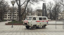Vilniuje Kudirkos aikštėje – naujas eksponatas: sušaudytas greitosios automobilis iš Charkivo (Nuotr. N. Baniūno)  