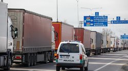 Didelių nesklandumų pasienyje su Lenkija išvengta, vairuotojai apvažiuoja kliūtis  (nuotr. BNS)  