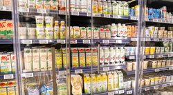 Reguliarių kainų mažinimas įgauna pagreitį: „Iki“ parduotuvėse – dar pigesnis pienas ir kefyras   