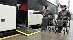 Miestuose transporto priemonės pritaikytos neįgaliems žmonėms, bet stinga bendro elektroninio bilieto. Linos Jakubauskienės nuotr.  