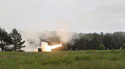 Lietuvos ir JAV kariuomenių kovinio šaudymo pratybos iš reaktyvinės salvinės ugnies sistemos HIMARS. ELTA / Matas Baranauskas  