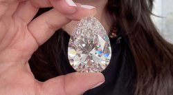 Parduodamas didžiausias deimantas, kada nors atsidūręs aukcione: net 228 karatų (nuotr. stop kadras)