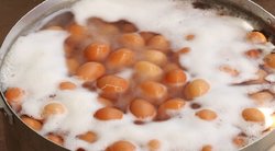 Verdant kiaušinius įberkite šių miltelių: lukštas lupsis kaip per sviestą (nuotr. 123rf.com)