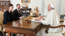 	Seimo pirmininkė su popiežiumi Pranciškumi aptarė pagalbą Ukrainai (nuotr. Vatican Media)  