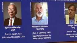 Nobelio premiją už atradimus fizikoje pasidalijo trys mokslininkai (nuotr. stop kadras)