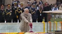 Indijos premjeras Narendra Modi Mahatmos Gandhi pagerbimo ceremonijoje (nuotr. SCANPIX)