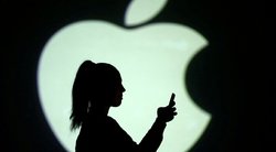 Bendrovei „Apple“ už akcininkus suklaidinusius Cooko pareiškimus gali tekti sumokėti 490 mln. JAV dolerių  (nuotr. SCANPIX)