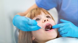 Vaikas apsilankymo pas odontologą metu (nuotr. Shutterstock.com)